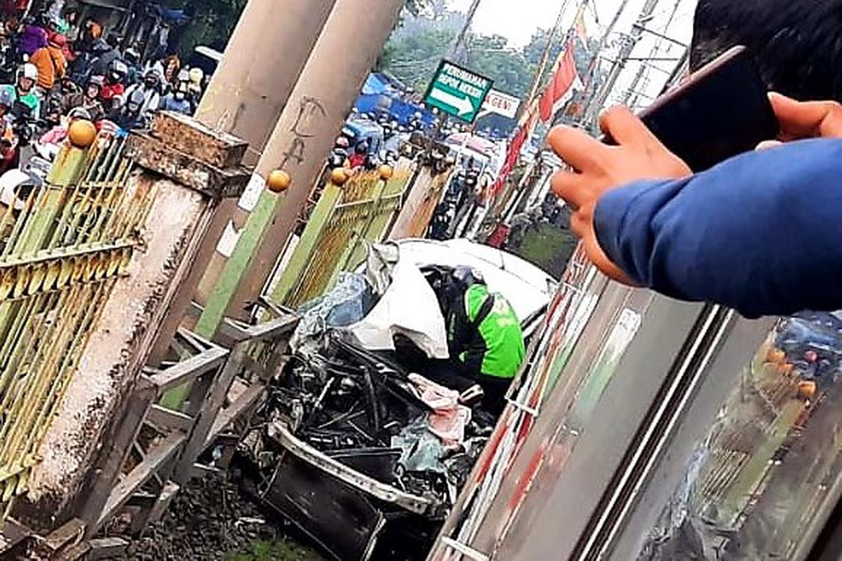 KRL Bogor-Jakarta Kota terpeper mobil di antara stasiun Citayam-Depok, Rabu (20/4/2022).