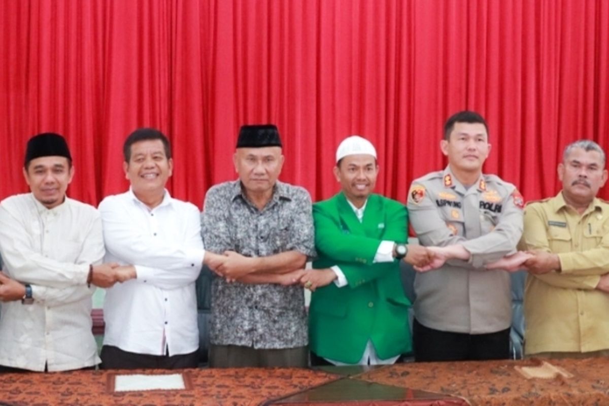 Foto: Bupati Simalungun Radiapoh Hasiholan Sinaga bersama Kapolres Simalungun AKBP Ronald Sipayung, Pengurus FKUB, MUI, Ormas Islam dan Kepala Kepala Kesbangpol foto bersama usai temu pers di aula MUI Simalungun Jalan Asahan, Selasa 15 November 2022.