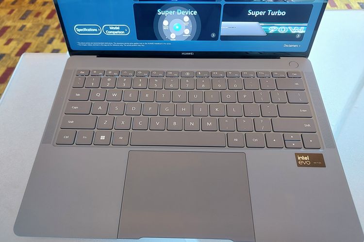 Keyboard laptop Huawei MateBook X Pro varian abu-abu (Morandi Blue) memiliki warna hitam, sedangkan teksnya berwarna putih.

Keyboard ini tidak dilengkapi Numpad, yakni tombol angka yang biasanya digunakan untuk mengisi data angka secara cepat di program Microsoft Excel atau Google Sheets.