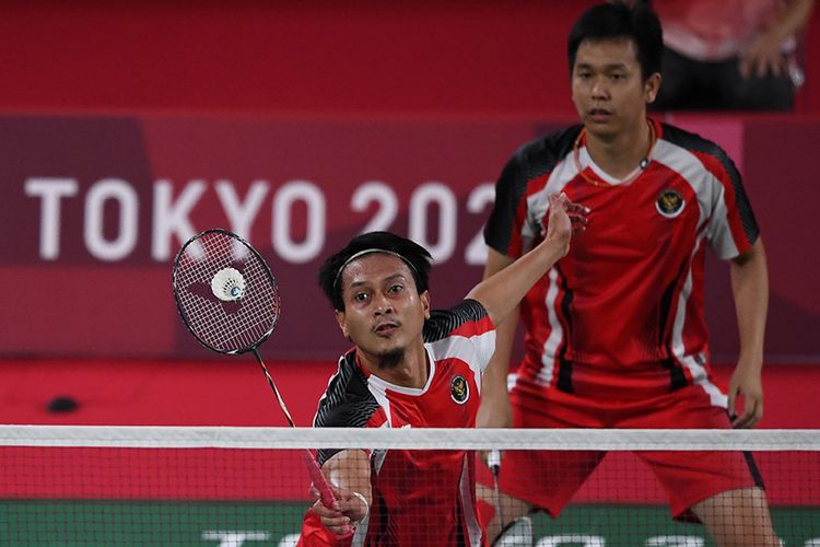 Pebulutangkis ganda putra Indonesia Mohammad Ahsan/Hendra Setiawan mengembalikan kok ke arah ganda putra Jepang Takeshi Kamura/Keigo Sonoda saat pertandingan perempat final Olimpiade Tokyo 2020 di Musashino Forest Sport Plaza, Tokyo, Jepang, Kamis (29/7/2021). Mohammad Ahsan/Hendra Setiawan berhasil melaju ke semifinal setelah mengalahkan pasangan tuan rumah Takeshi Kamura/Keigo Sonoda 21-14, 16-21, 21-9.