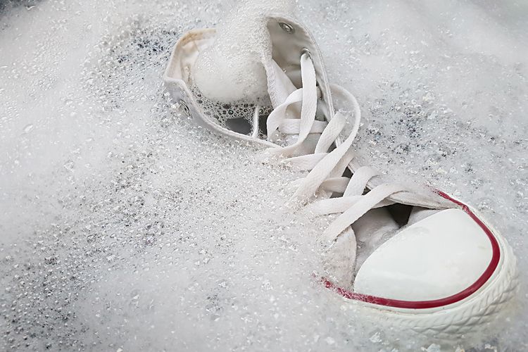 Ilustrasi mencuci sepatu dengan cara direndam.