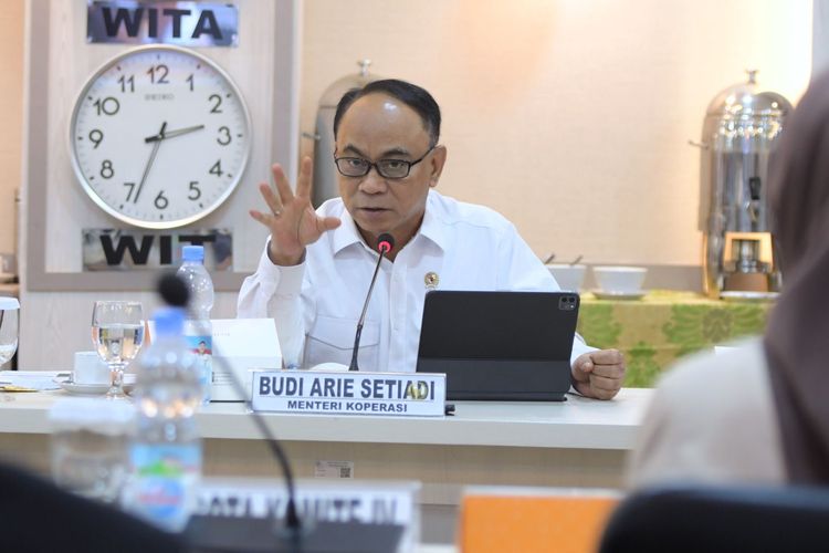 Menteri Koperasi Budi Arie Setiadi mengungkap setidaknya ada tujuh tantangan dalam penguatan produksi susu sapi lewat koperasi.  Tujuh tantangan itu dipaparkan Menkop Budi Arie saat rapat kerja dengan Komisi IV Dewan Perwakilan Daerah (DPD) RI di Jakarta, Senin (9/12/2024).