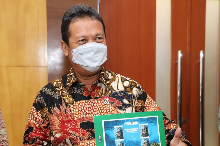 Menteri Kelautan dan Perikanan (KP) Sakti Wahyu Trenggono saat meluncurkan prangko bergambar ikan hias endemik Indonesia, Kamis (2/12/2021).