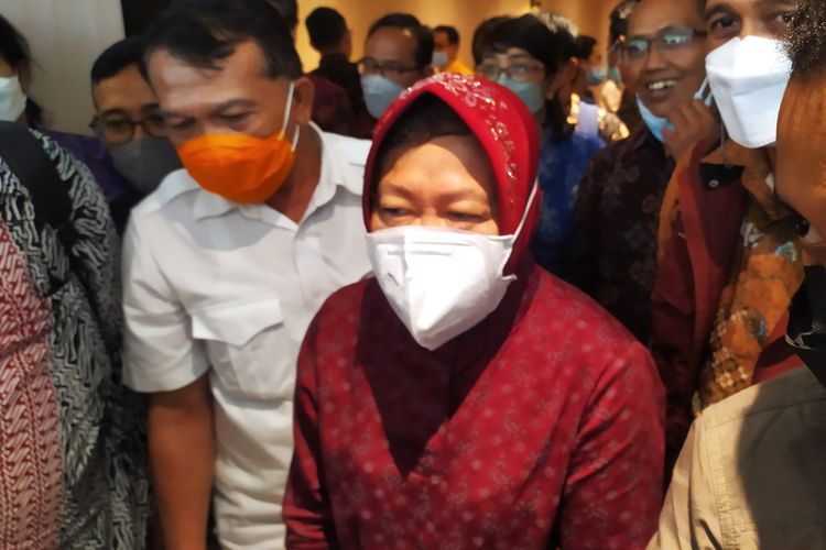 Menteri Sosial Tri Rismaharini usai bertemu kepala Dinas Sosial se-Provinsi Bali di Hotel Courtyard Seminyak, Selasa (19/10/2021). 