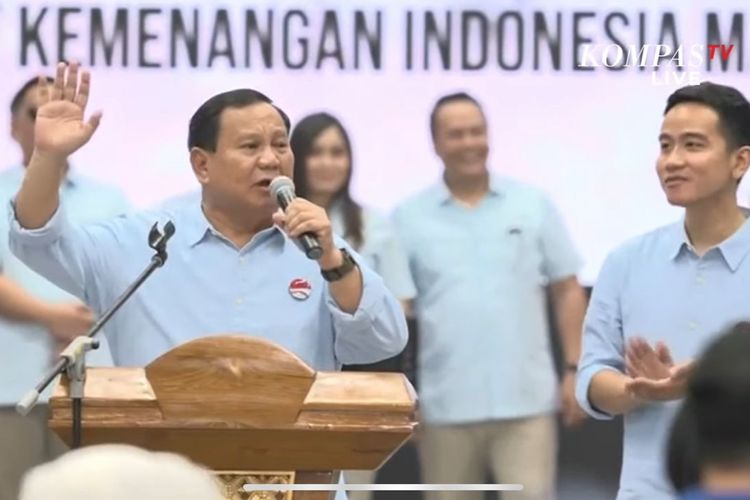 Prabowo Subianto dan Gibran Rakabuming Raka berpidato di hadapan jajaran ketua umum partai politik anggota KIM serta para pendukung dan simpatisan Koalisi Indonesia Maju sebelum mendaftarkan diri ke Komisi Pemilihan Umum (KPU), Rabu (25/10/2023).