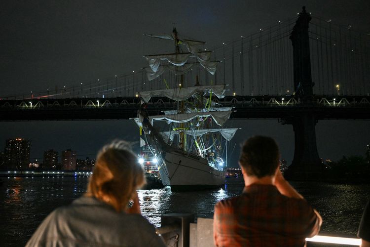Paniknya Kru AL Meksiko Saat Kapal Tabrak Jembatan Brooklyn New York