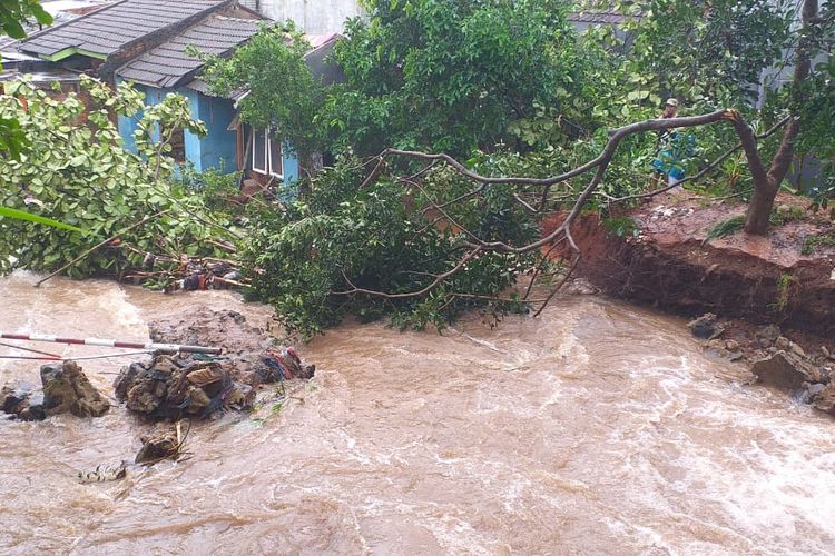 Akibat tanggul jebol, seorang pemuda di Perumahan Puri Citayam Permai 2 Desa Rawa Panjang, Bogor tewas terseret arus, pada saat mendokumentasikan aliran banjir Rabu (1/1/2020).