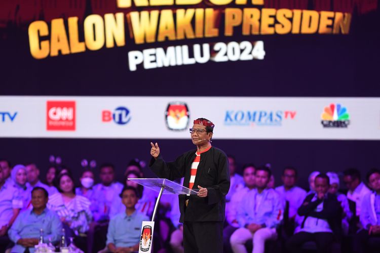 Calon wakil presiden nomor urut 3 Mahfud MD menyampaikan gagasannya saat debat calon wakil presiden Pemilu 2024 di JCC, Jakarta, Jumat (22/12/2023). Debat kedua Pemilu 2024 diikuti tiga cawapres yang mengangkat tema ekonomi kerakyatan, ekonomi digital, keuangan, investasi pajak, perdagangan, pengelolaan APBN/APBD, infrastruktur, dan perkotaan. 
