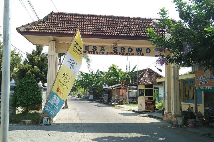 Pintu masuk Desa Srowo yang terkenal sebagai sentra penghasil krupuk ikan di Kecamatan Sidayu, Gresik, Jawa Timur.