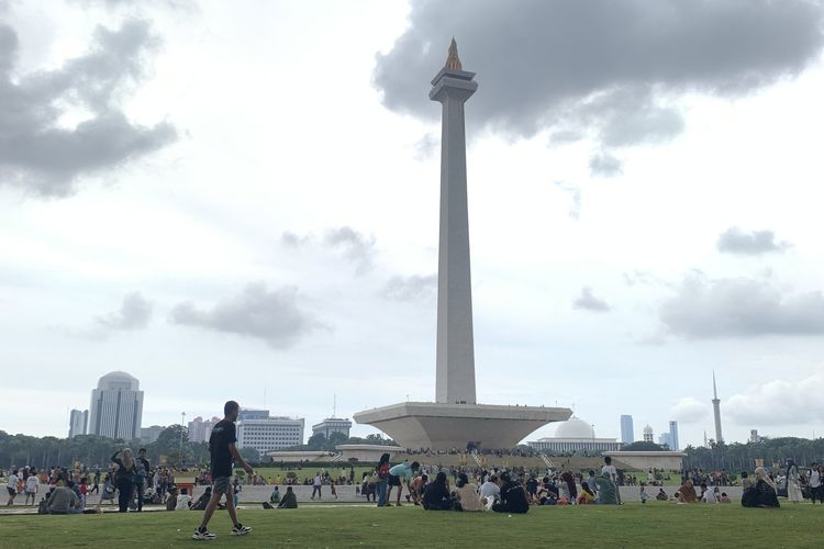 Suasana Monumen Nasional (Monas) yang dipadati pengunjung untuk berwisata keluarga pada Hari Raya Natal, Rabu (25/12/2024).