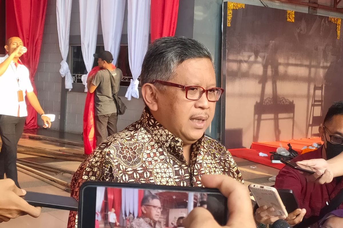 Sekretaris Jenderal PDI-P Hasto Kristiyanto ditemui di JIExpo Kemayoran, Jakarta terkait HUT ke-50 PDI-P, Senin (9/1/2023).