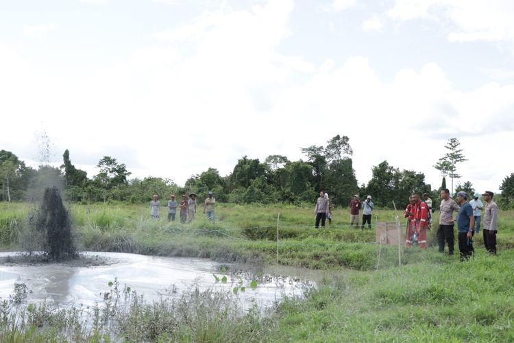 Tim dari PT Citik Bula sedang melakukan pemantauan dan penelitian terhadap semburan lumpur bercampur gas di Desa Desa Waisamet, Kecamatan Bula Barat, Kabupaten Seram Bagian Timur, Provinsi Maluku hingga Jumat (20/5/2022).