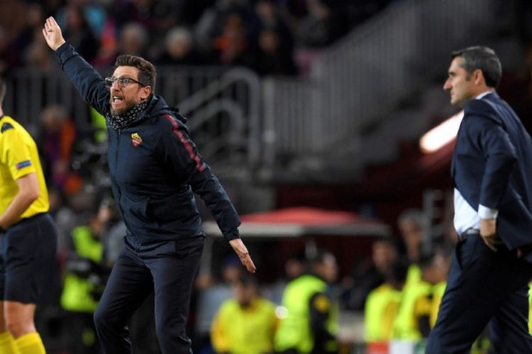 Ekspresi pelatih AS Roma, Eusebio Di Francesco (tengah), dan pelatih FC Barcelona, Ernesto Valverde (kanan), dalam laga leg pertama perempat final Liga Champions di Stadion Camp Nou, Barcelona, Spanyol pada 4 April 2018.