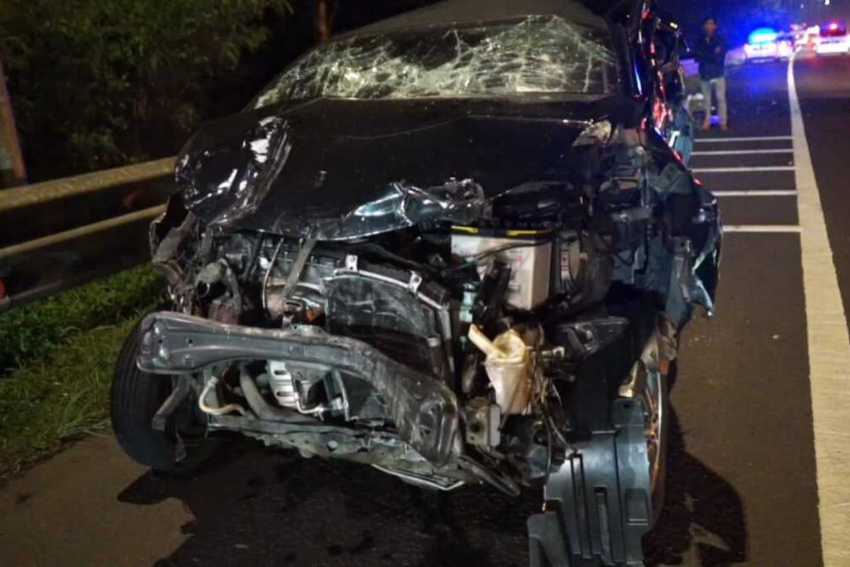 Salah satu kendaraan rusak berat akibat kecelakaan beruntun di kilometer 92 tol Cipularang, Purwakarta, Minggu (26/6/2022) malam.