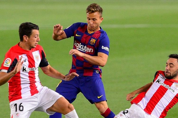 Gelandang Barcelona, Arthur Melo, berjibaku menghadapi dua pemain Athletic Bilbao pada laga lanjutan Liga Spanyol, 23 Juni 2020.