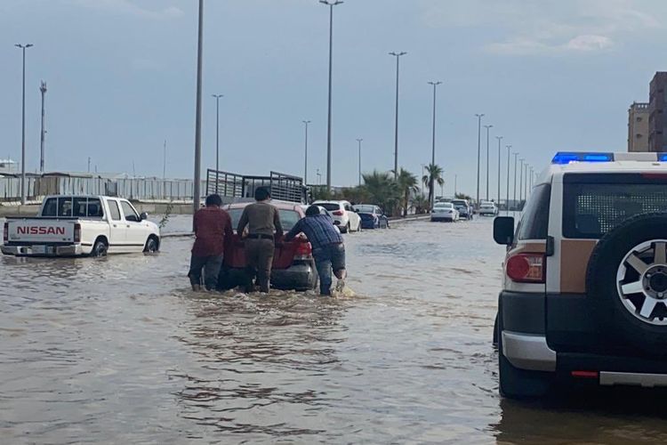 Situasi banjir di Kota Jeddah, Provinsi Makkah, Arab Saudi, setelah hujan lebat mengguyur pada Kamis (24/11/2022).