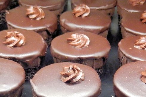 3 Cara Bikin Cokelat Ganache Mengilap untuk Melapisi Kue