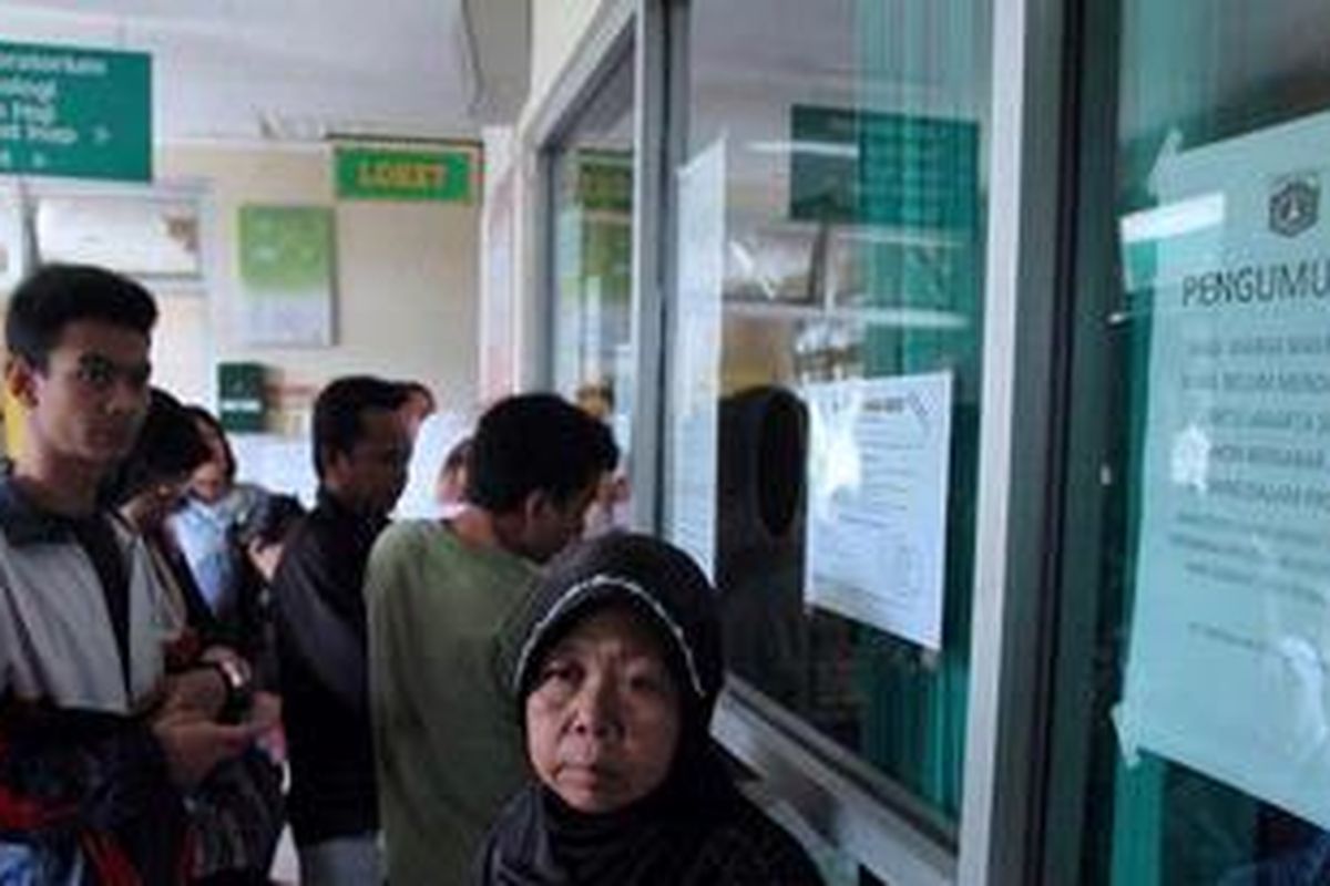 Warga antremenunggu panggilan pendaftaran poliklinik di Puskesmas kecamatan pesanggrahan, Jakarta Selatan, Selasa (28/5/2013). Dalam satu hari, puskesmas yang dilengkapi dengan ruang rawat inap ini melayani hingga lebih dari 500 pasien rawat jalan.
