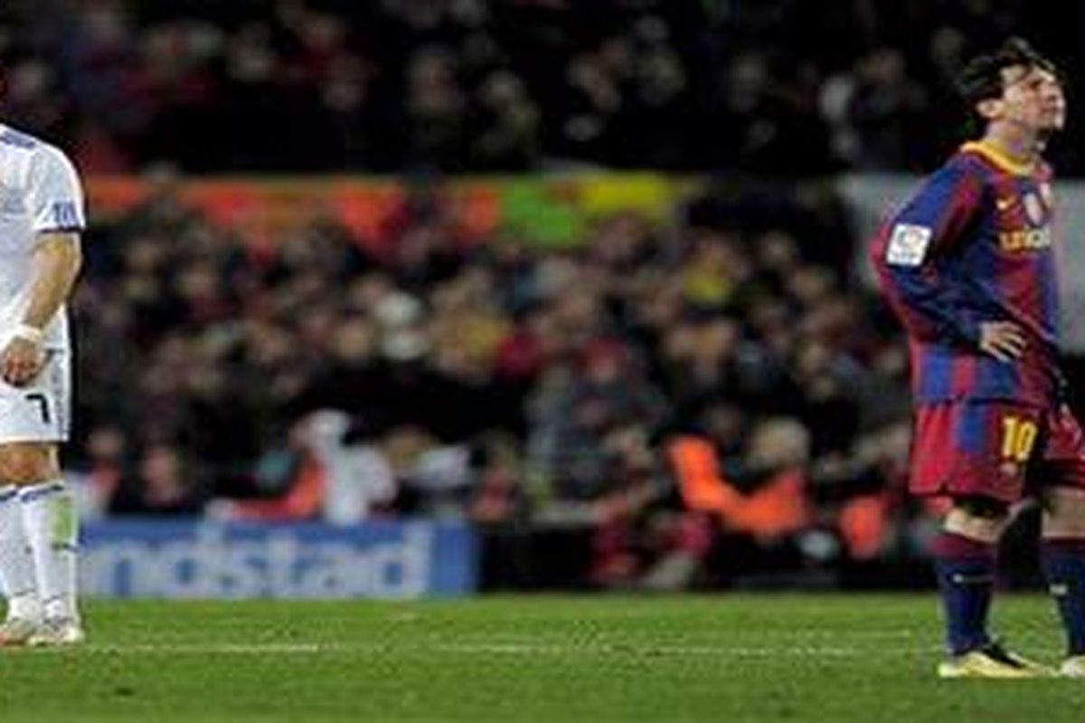 Striker Barcelona, Lionel Messi (kanan) bisa berkacak pinggang saat timnya menjamu Real Madrid, Senin atau Selasa (30/11/2010). Sementara striker Madrid, Cristiano Ronaldo, sedih dan sering frustrasi.