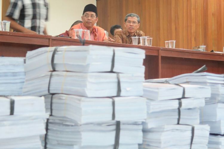 Pasangan bakal calon gubernur, Kartius (kanan) dan bakal calon wakil gubernur, Pensong (kiri) saat menyerahkan dokumen ke KPU (20/1/2018).