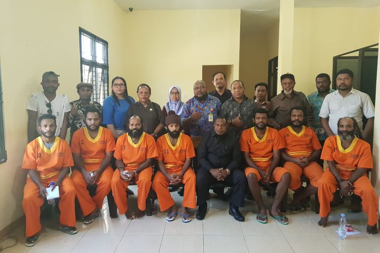 Tim kuasa hukum Ni Nyoman Suratminingsih saat mengunjungi para tahanan politik Papua di Mapolda Kaltim, Kamis (14/11/2019).
