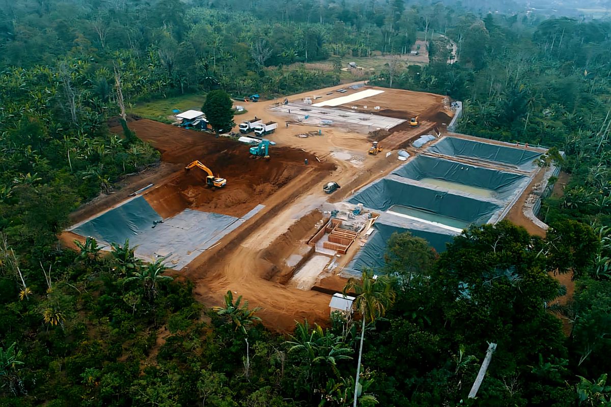 Pembangunan Pembangkit Listrik Tenaga Panas Bumi (PLTP) di Ulubelu Gunung Tiga, Lampung dengan kapasitas 55 MW.
