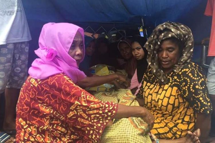 Seorang pengungsi korban gempa bumi meninggal dunia di lokasi pengungsian di Desa Kailolo, Kecamatan Pulau Haruku, Kabupaten Maluku Tengah, Jumat (4/10/2019).