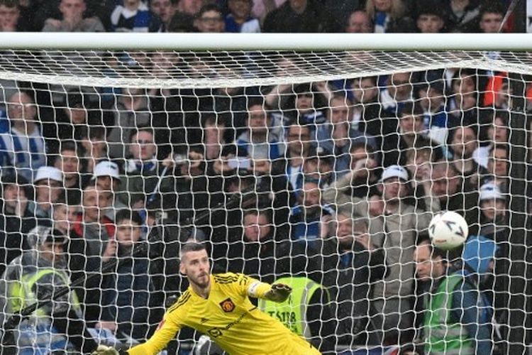 Kiper Man United beraksi dalam adu penalti kontra Brighton & Hove Albion. Adu penalti antara Man United dan Brighton terjadi pada semifinal Piala FA yang berlangsung di Stadion Wembley, London, Inggris, Minggu (23/4/2023) malam WIB.