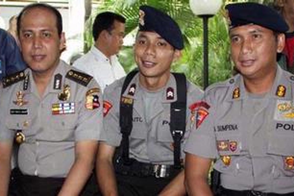 Kepala Bagian Penerangan Umum (Kabag Penum) Polri Kombes Pol Boy Rafli Amar, Briptu Norman Kamaru dan Kasat Brimob Gorontalo AKBP Anang Sumpena (dari kiri ke kanan) saat diwawancarai wartawan usai hadir dalam program acara Dahsyat, di Studio RCTI Kebon Jeruk, Jakarta, Selasa (12/4/2011).