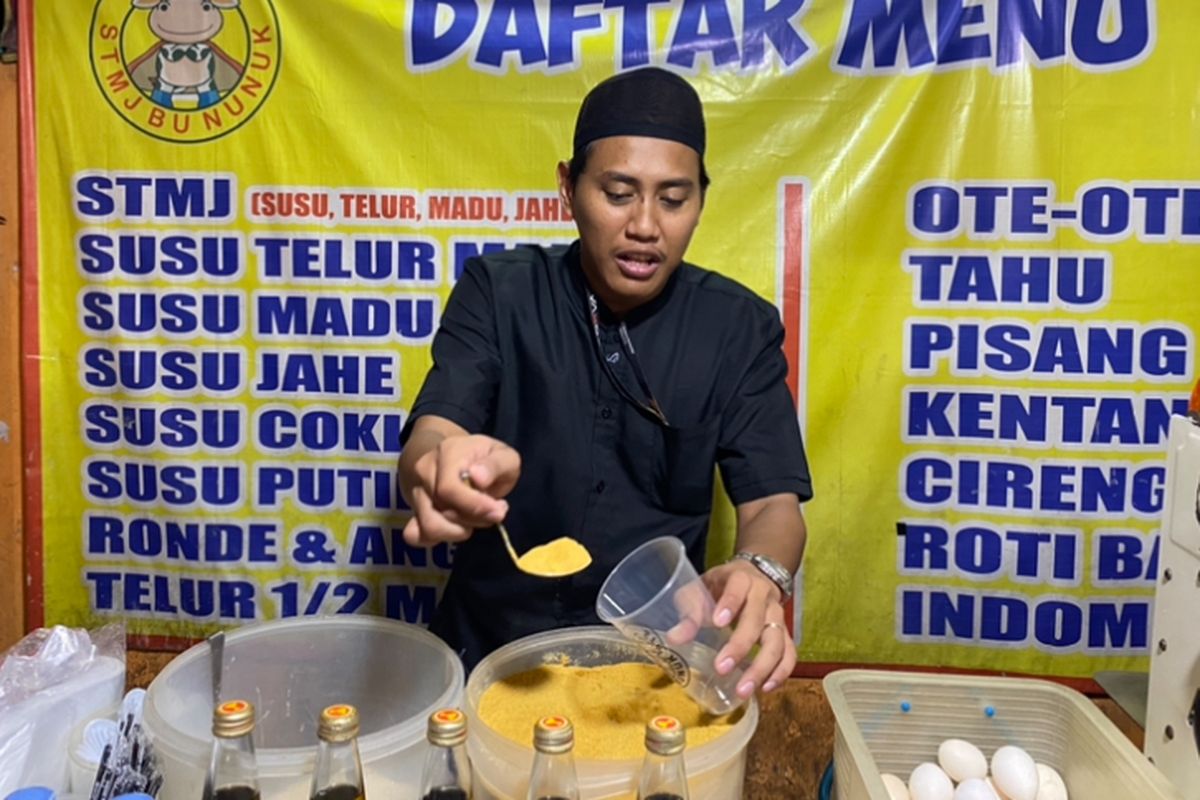 Anak Bu Nunuk, Rizaldi, saat berada di kedai yang ditinggalkan ibunya, Selasa (30/7/2024). Bu Nunuk meninggal dunia saat berangkat haji.