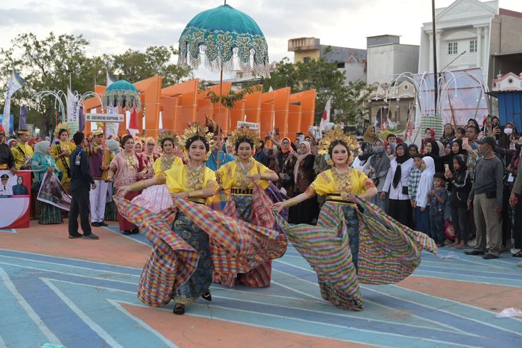 Dewan Kerajinan Nasional Daerah (Dekranasda) Kota Makassar menampikan parade baju bodo bugis modern saat Pawai Karnaval yang menjadi salah satu rangkaian Expo Dekranasda Sulawesi Selatan 2023, di Kawasan Ruang Terbuka Hijau (RTH) Callaccu Sengkang, Kabupaten Wajo, Rabu (9/8/2023).