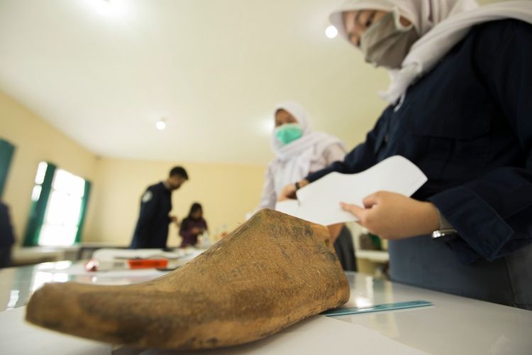 Salah seorang siswi di SMAN 1 Cisarua, Kabupaten Bandung Barat saat sedang membuat sepatu dari limbah kain perca, Sabtu (14/11/2020). Dalam program Sekolah Juara, para siswa dilatih untuk berwirausaha dengan menggabungkan kurikulum muatan lokal dan darurat di masa pandemi.