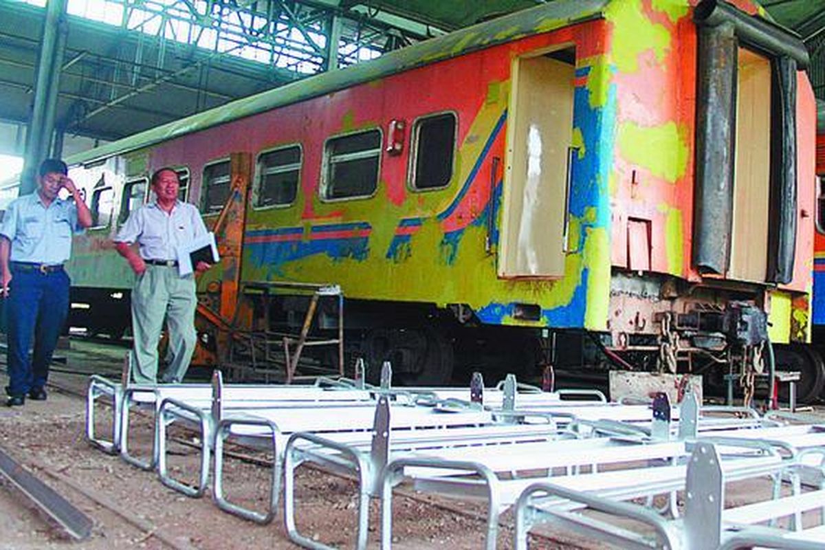 Sebuah kereta ekonomi buatan tahun 1978 sedang direkonstruksi di Balai Yasa Pulubrayan di Medan, Sumatera Utara, Senin (16/11/2009). Tim kewajiban pelayanan umum PT Kereta Api melihat kondisi balai yasa yang memprihatinkan. Alat-alat kerja sudah tua dan bangunan rusak di beberapa bagian.
