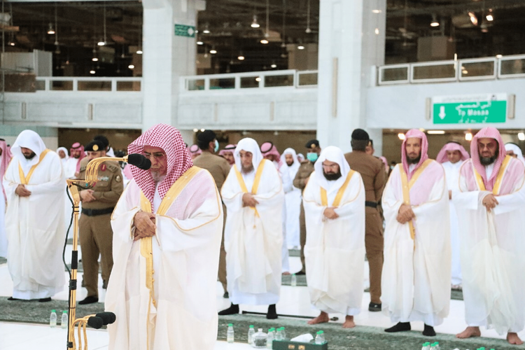 Gambar seorang imam memimpin salat Idul Fitri di Ka'bah  Mekkah pada tahun 2020 saat pandemi Covid-19