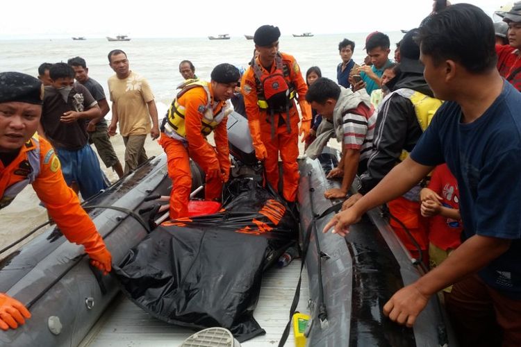 Basarnas Pos SAR Nias berhasil menemukan mayat nelayan bernama Oktavianus Lase (26), berpenduduk Dusun I, Desa Sisarahili Gamo, Kecamatan Gunungsitoli, Kota Gunungsitoli, Sumatera Utara. Rabu jelang siang tadi (11/10/2017). 