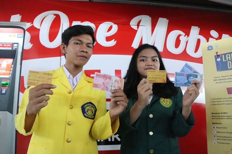 Mahasiswa dan mahasiswi sedang memegang Kartu Jakarta Mahasiswa Unggul (KJMU).