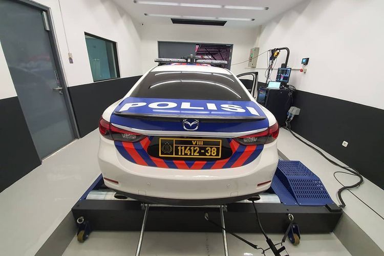 Mobil polisi Mazda6 yang sedang tune up di Elika Automotive Performance