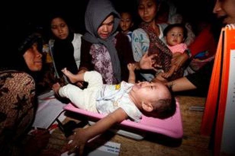 Para warga kampung Nyalindung sedang melakukan penimbangan balita dalam kegiatan Posyandu, Kamis (24/1/20113). Di kampung Nyalindung diadakan kegiatan Ayo Melek Gizi komunitas dalam rangka memeriahkan Hari Gizi Nasional yang jatuh setiap tanggal 25 Januari. 