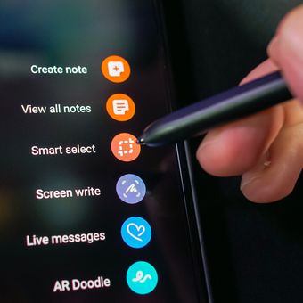 Menu Air Command berisi shortcut untuk menjalankan sejumlah fungsi terkait S Pen di Galaxy Z Fold 3.
