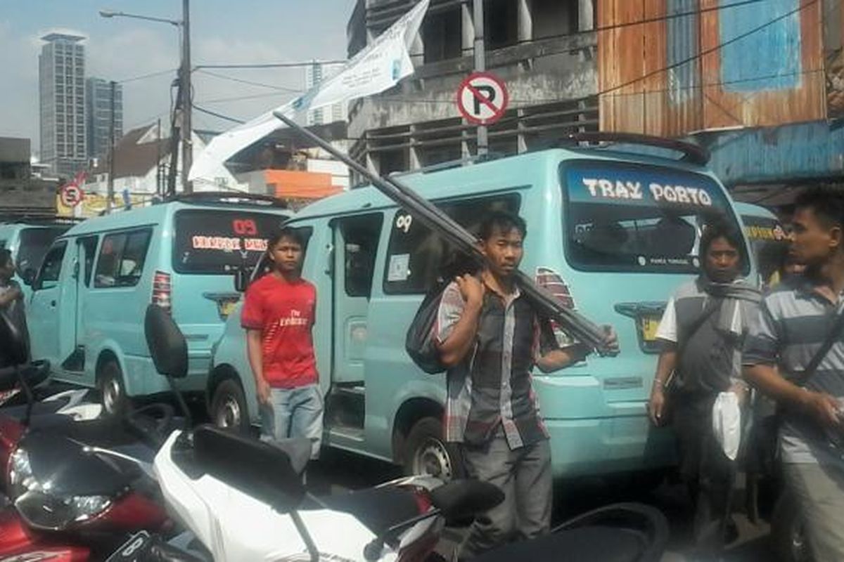 Rambu dilarang parkir yang dipasang Dishub DKI Jakarta di pertigaan menuju Jalan Jati Bunder, Tanah Abang, Jakarta, Jumat (3/8/2013). Penertiban dilakukan secara menyeluruh, khususnya untuk menghidupkan Blok G Tanah Abang.