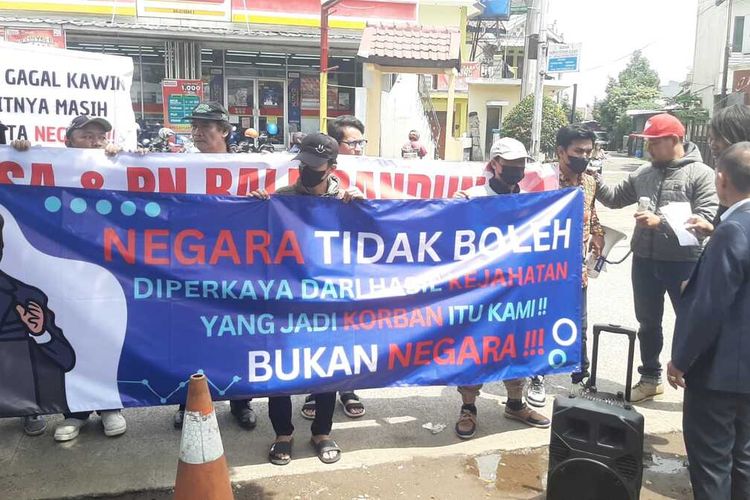 Sejumlah korban Doni Salmanan kembali menggelar unjuk rasa di depan Kantor Kejari Kabupaten Bandung di Baleendah, Kabupaten Bandung, Jawa Barat pada Selasa (28/11/2023)