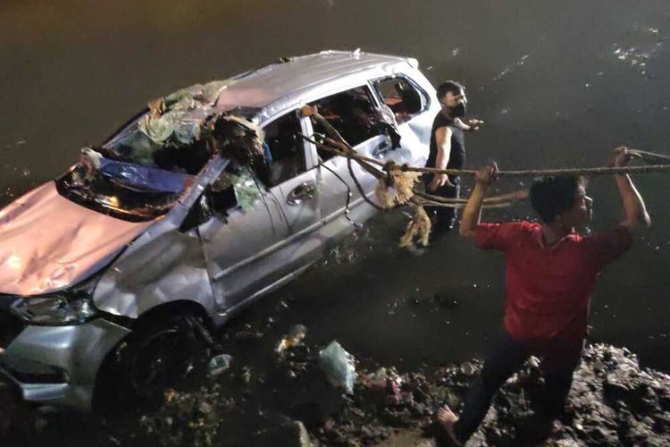 Mobil jenis Daihatsu Xenia yang diceburkan warga Jembatan Gledek, Kelurahan 13 Ilir, Kecamatan Ilir Timur I Palembang, Sumatera Selatan ke sungai telah dievakuasi petugas Dinas Perhubungan (Dishub) dan Polisi, Minggu (13/3/2022) malam.