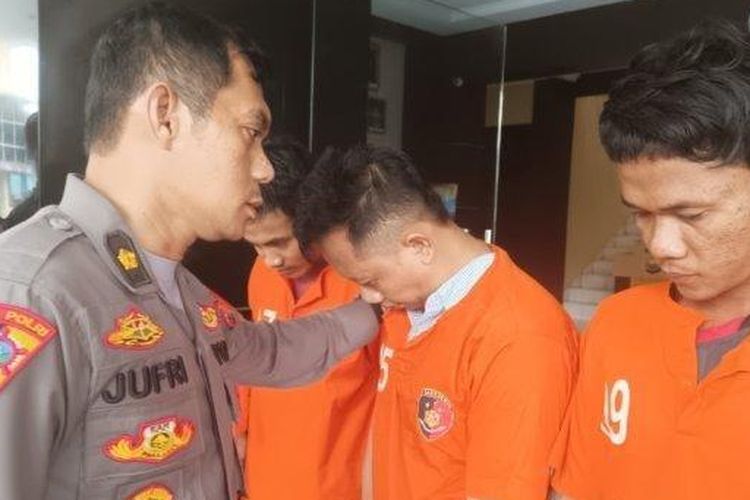 Polresta Bengkulu berhasil mengungkap kasus persetubuhan dan eksploitasi anak di bawah umur yang dilakukan oleh tiga tersangka. Ketiga tersangka akhirnya diringkus Tim Resmob Macan Gading Sat Reskrim Polresta Bengkulu, Selasa (17/1/2023). Mereka adalah Da (30), AA (24) dan BE (40). 
