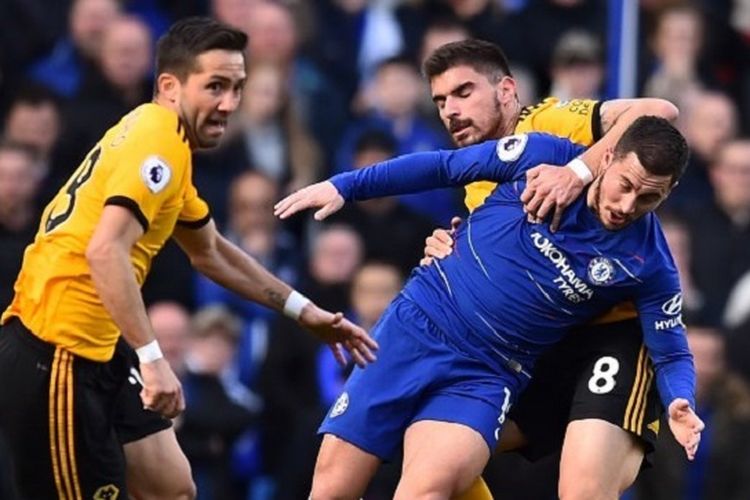 Eden Hazard dilanggar Ruben Neves pada pertandingan Chelsea vs Wolverhampton Wanderers di Stadion Stamford Bridge dalam lanjutan Liga Inggris, 10 Maret 2019. 