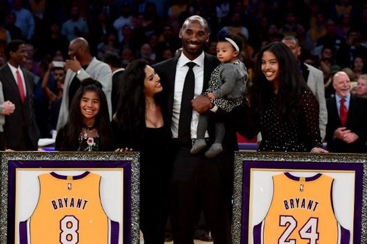 Kobe Bryant bersama keluarga saat Los Angeles Lakers resmi memesiunkan nomor 8 dan 24 milik sang legenda NBA, 18 Desember 2017 yang lalu. 