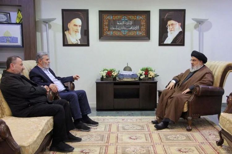 Pemimpin Hezbollah di Lebanon, Hassan Nasrallah (kanan) bertemu dengan wakil pemimpin Hamas, Saleh Al Arouri (paling kiri) pada 25 Oktober 2023.