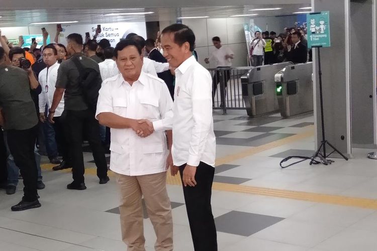 Jokowi dan Prabowo Bertemu di stasiun MRT Lebak Bulus Jakarta Selatan, Sabtu (13/7/2019).