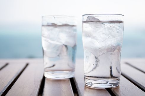 Selalu Minum Air Dingin Saat Cuaca Panas, Apakah Baik untuk Kesehatan?