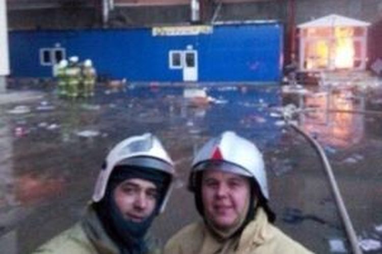 Dua orang petugas pemadam kebakaran kota Kazan, Rusia ini terancam dipecat karena aksi selfie mereka di depan sebuah mal yang tengah terbakar.