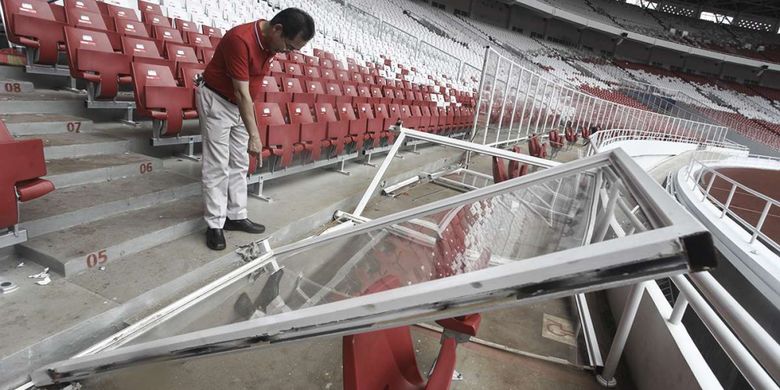 Direktur Utama Pusat Pengelola Kompleks Gelora Bung Karno (PPK GBK) Winarto memeriksa kondisi pagar pembatas lapangan yang rusak di Stadion Utama GBK, Senayan, Jakarta, Minggu (18/2/2018). Kerusakan tersebut akibat ulah suporter tidak bertanggung jawab salah satu tim yang bertanding pada perhelatan final Piala Presiden.